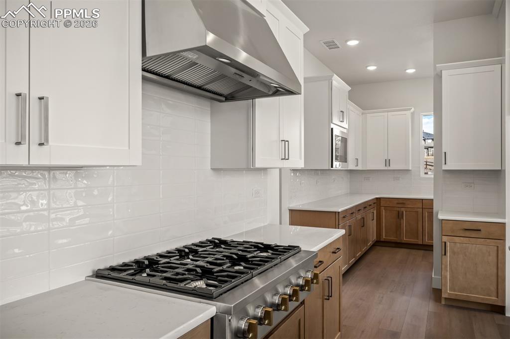 Image 17 of 44: Kitchen