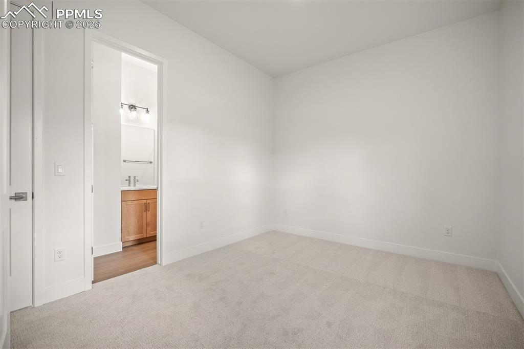 Image 34 of 44: Bedroom