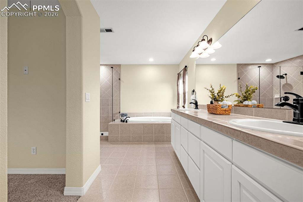 Image 20 of 43: Bathroom