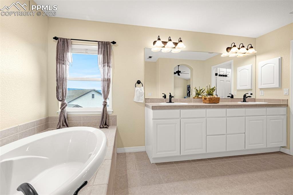 Image 21 of 43: Bathroom