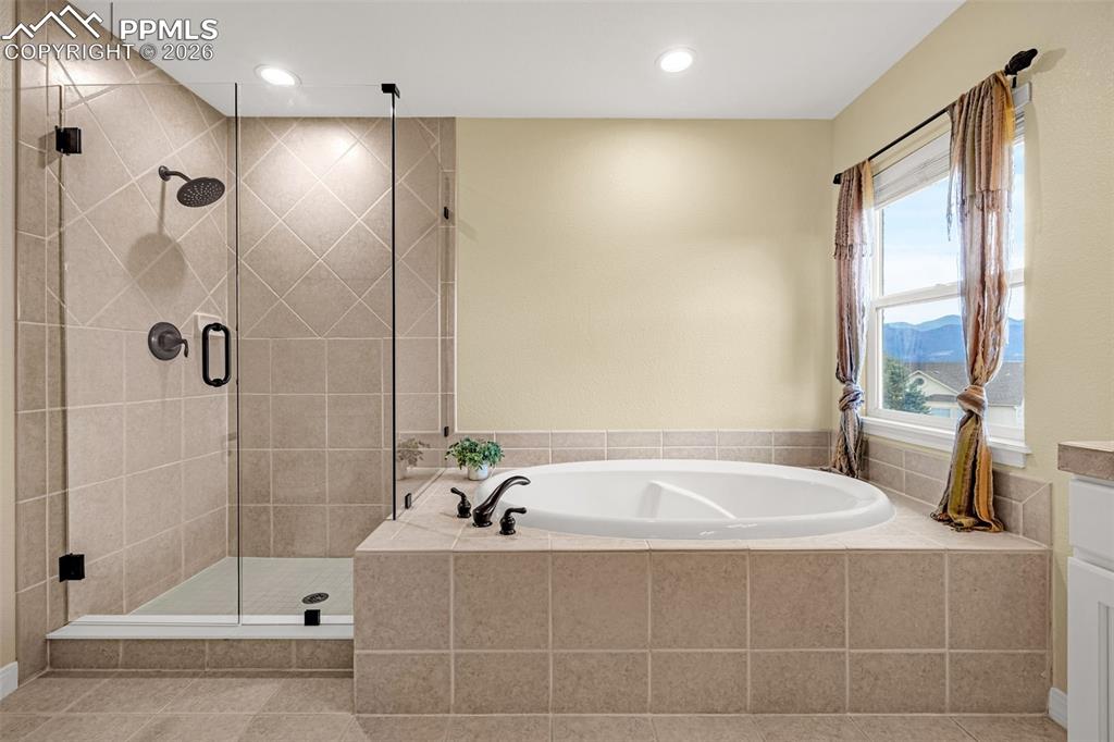 Image 22 of 43: Bathroom