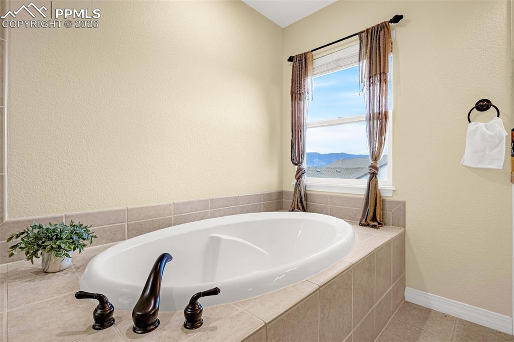 Image 23 of 43: Bathroom