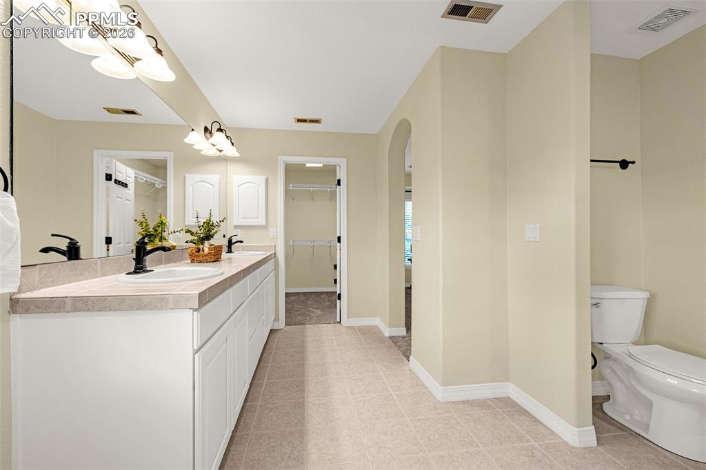 Image 24 of 43: Bathroom