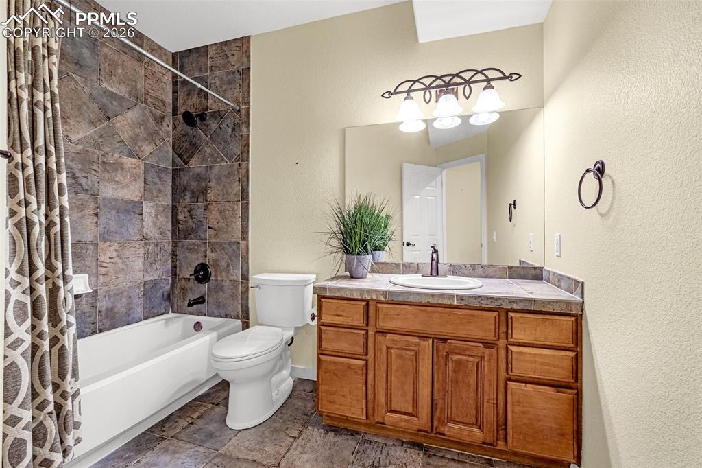 Image 33 of 43: Bathroom