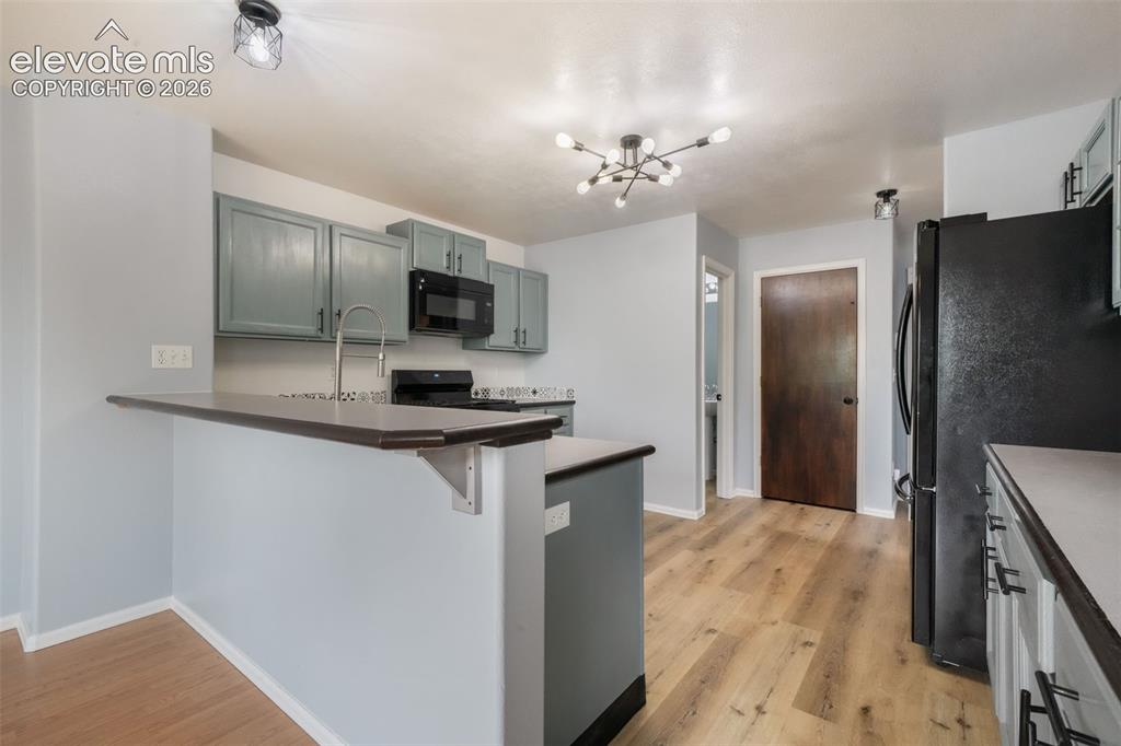 Image 15 of 49: Kitchen