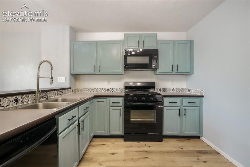 Image 16 of 49: Kitchen