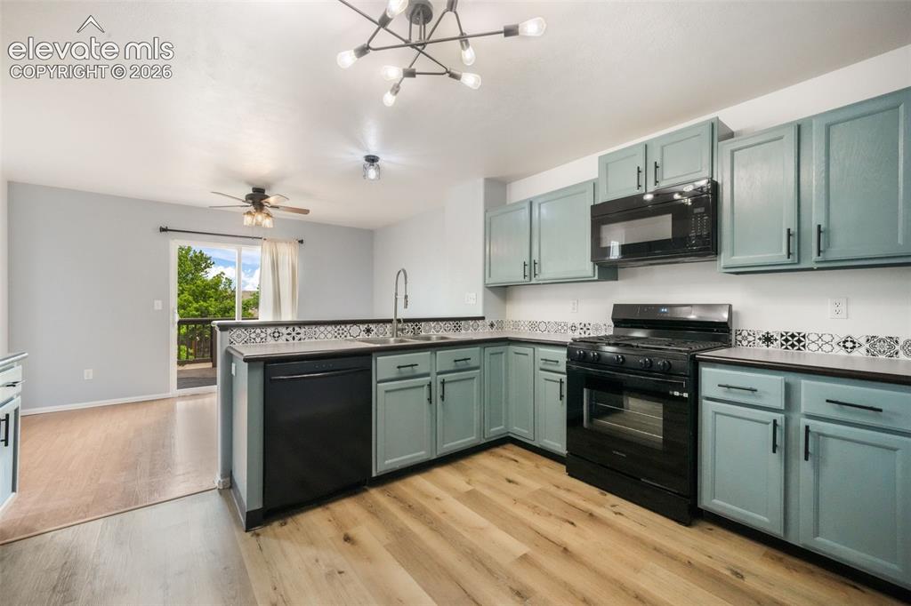 Image 17 of 49: Kitchen