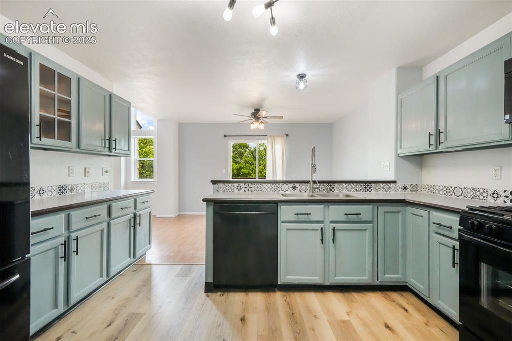 Image 18 of 49: Kitchen