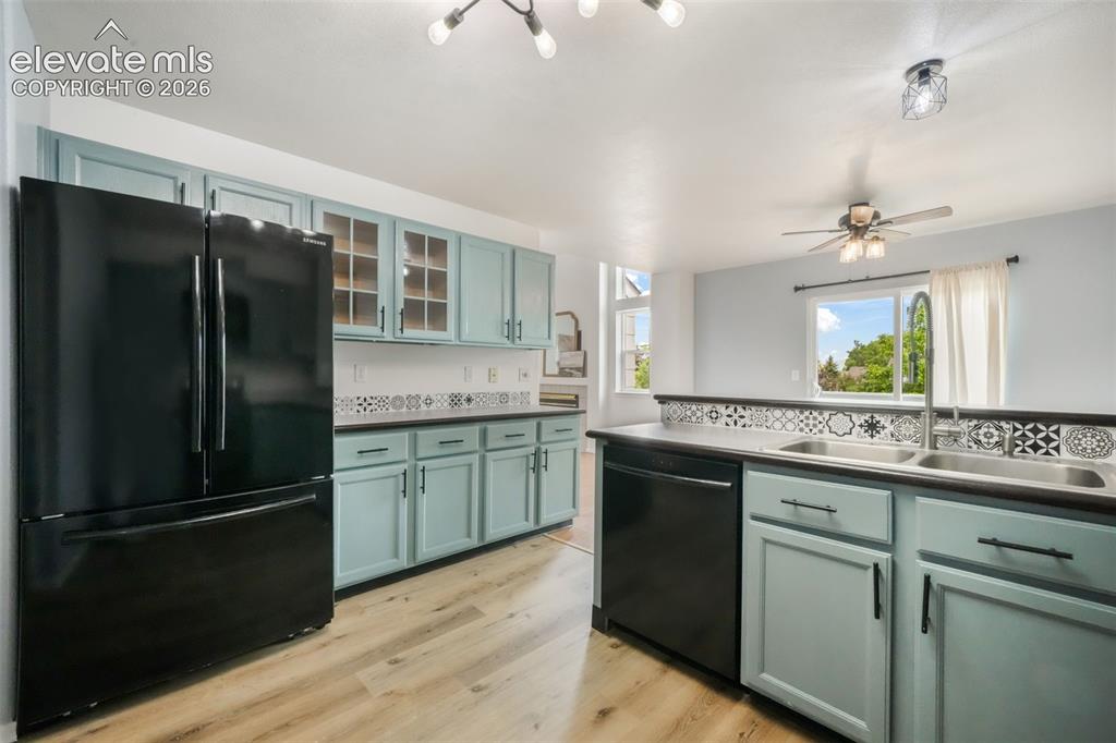 Image 19 of 49: Kitchen