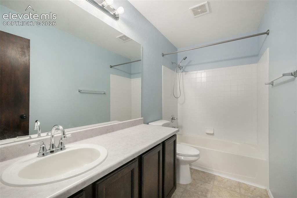 Image 38 of 49: Bathroom