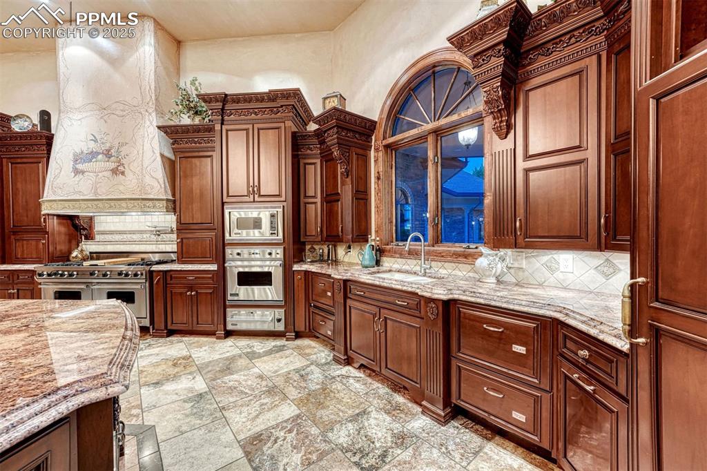 Image 11 of 50: Kitchen