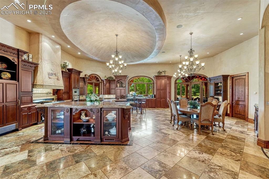 Image 14 of 50: Kitchen