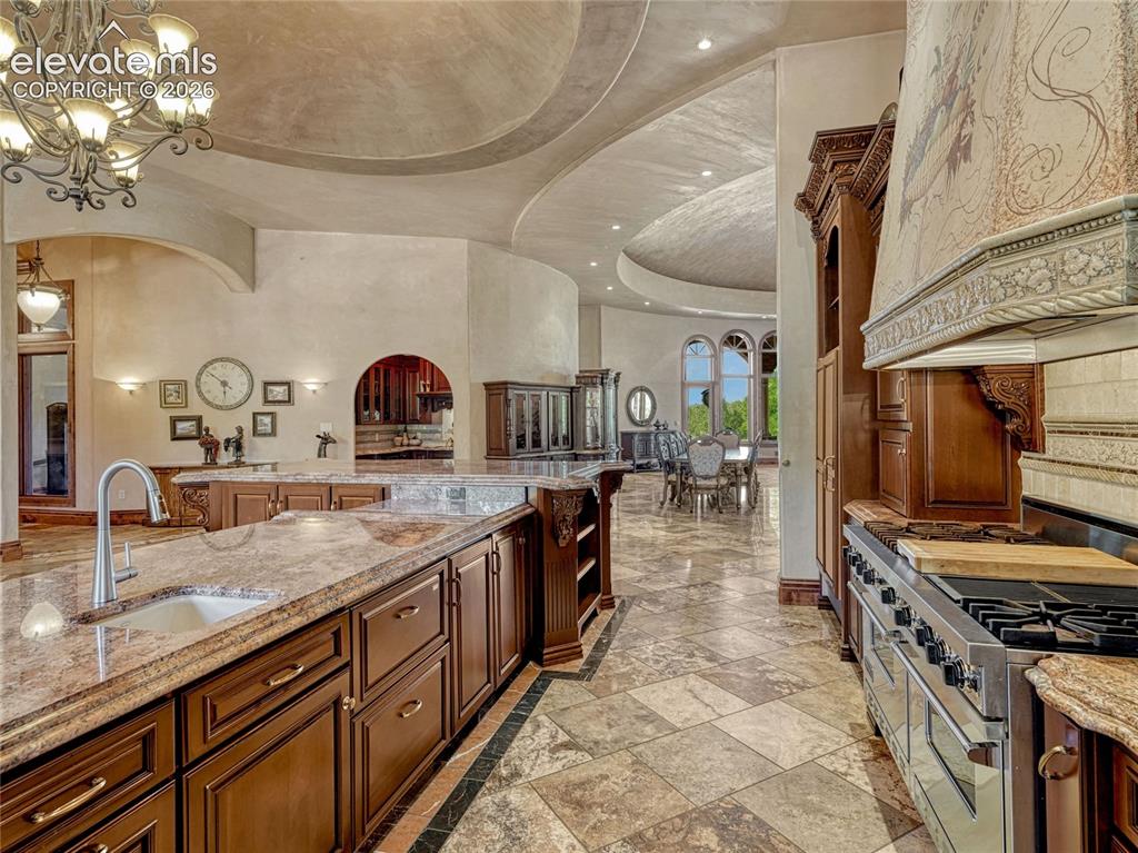 Image 15 of 50: Kitchen
