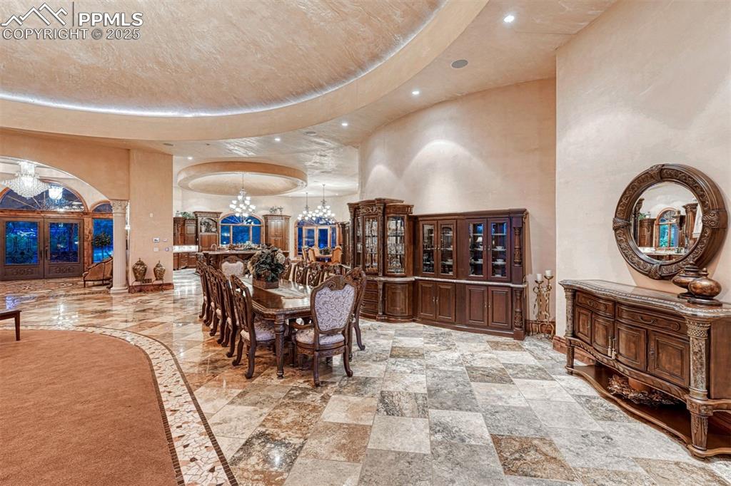 Image 16 of 50: Dining Area