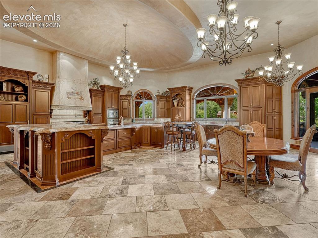 Image 16 of 50: Dining Area