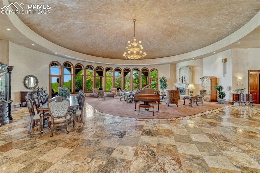 Image 17 of 50: Great Room