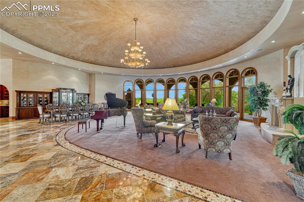 Image 18 of 50: Great Room