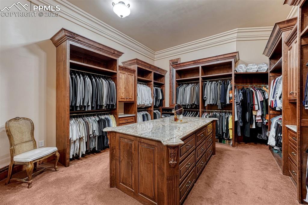 Image 25 of 50: Closet