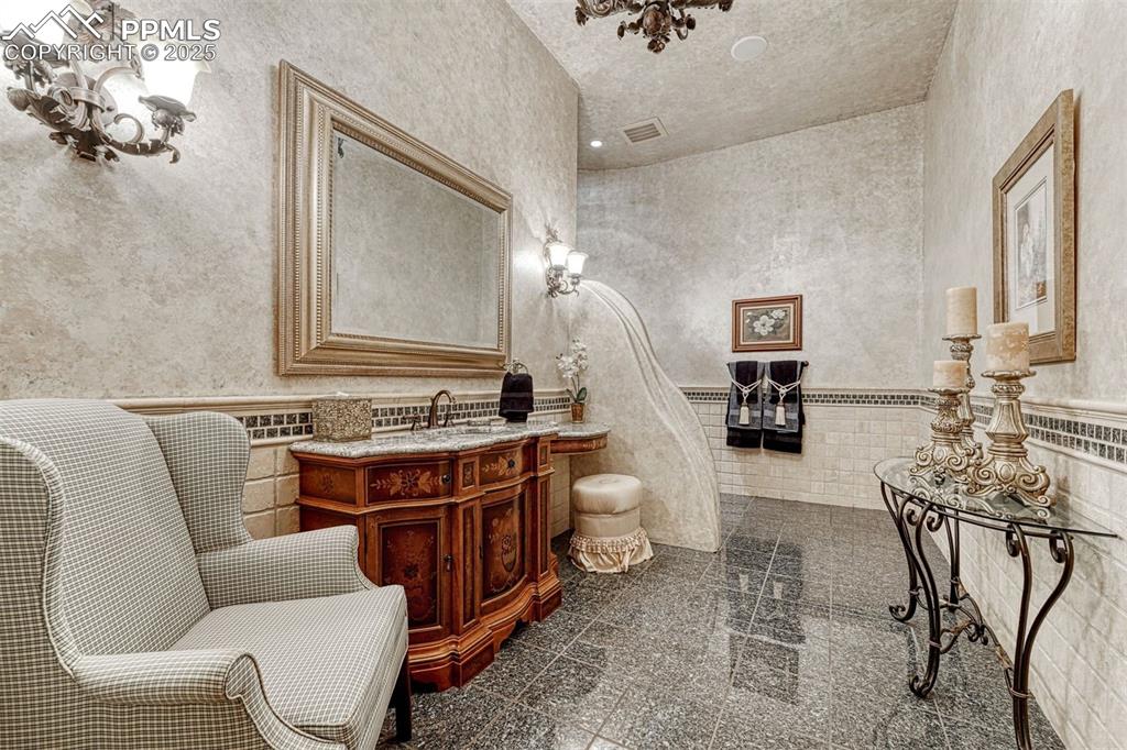 Image 28 of 50: Bathroom