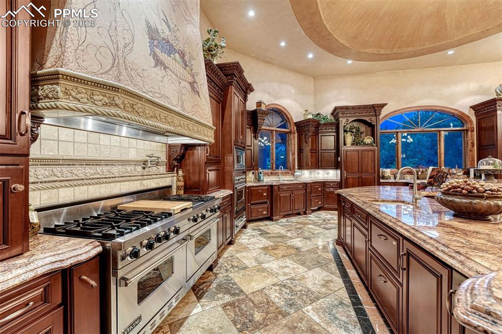 Image 3 of 50: Kitchen