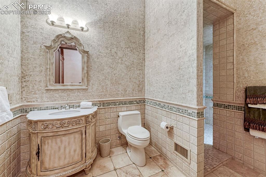 Image 32 of 50: Bathroom