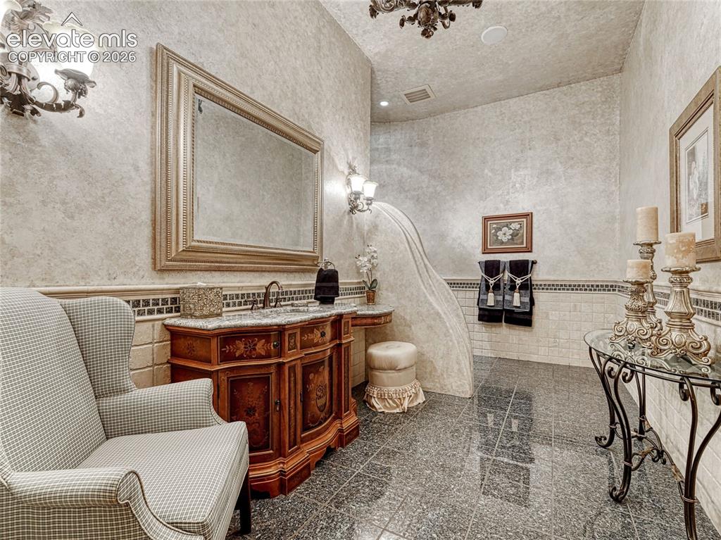 Image 32 of 50: One of three guest baths.