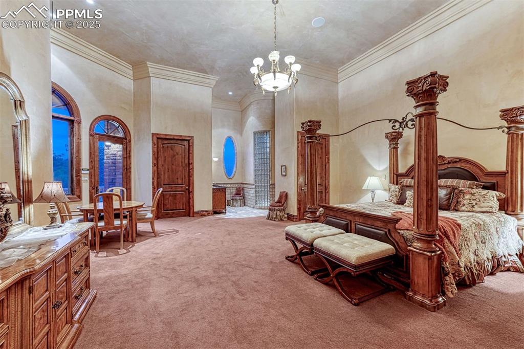 Image 35 of 50: Bedroom