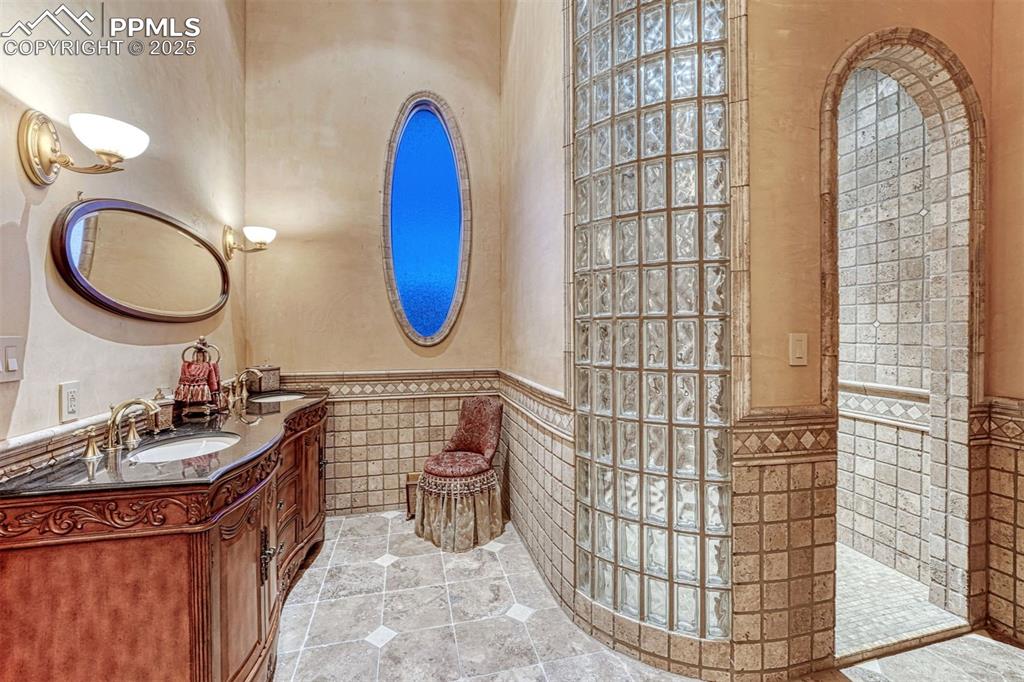 Image 36 of 50: Bathroom