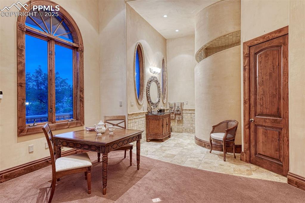 Image 38 of 50: Bedroom