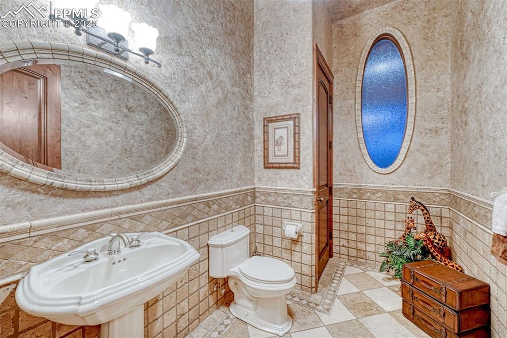 Image 40 of 50: Bathroom