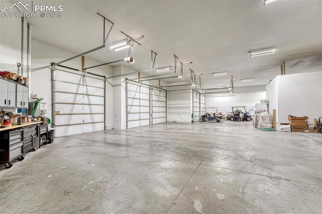 Image 41 of 50: Garage