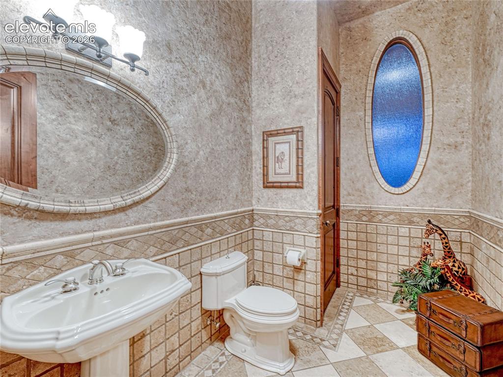 Image 42 of 50: One of three guest baths.