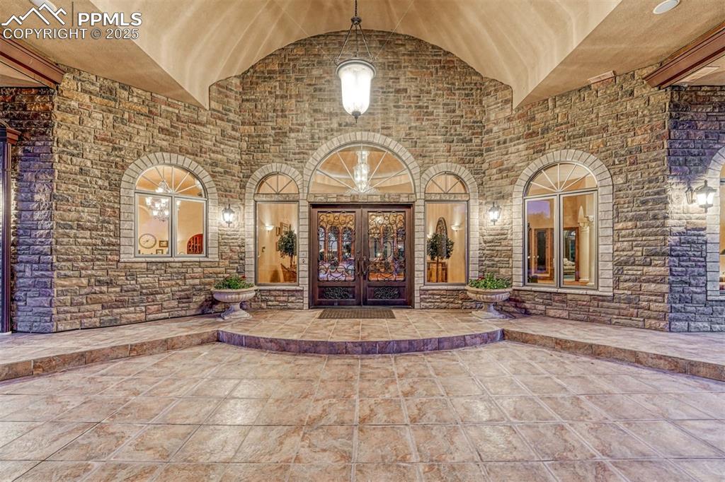Image 8 of 50: Enjoy every season at St Charles Mesa Estate.