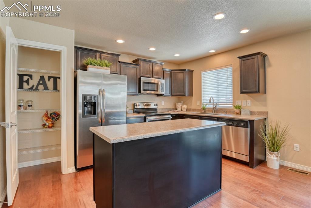 Image 18 of 48: Kitchen