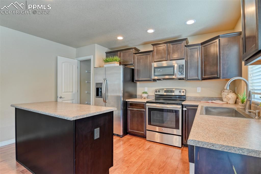 Image 19 of 48: Kitchen