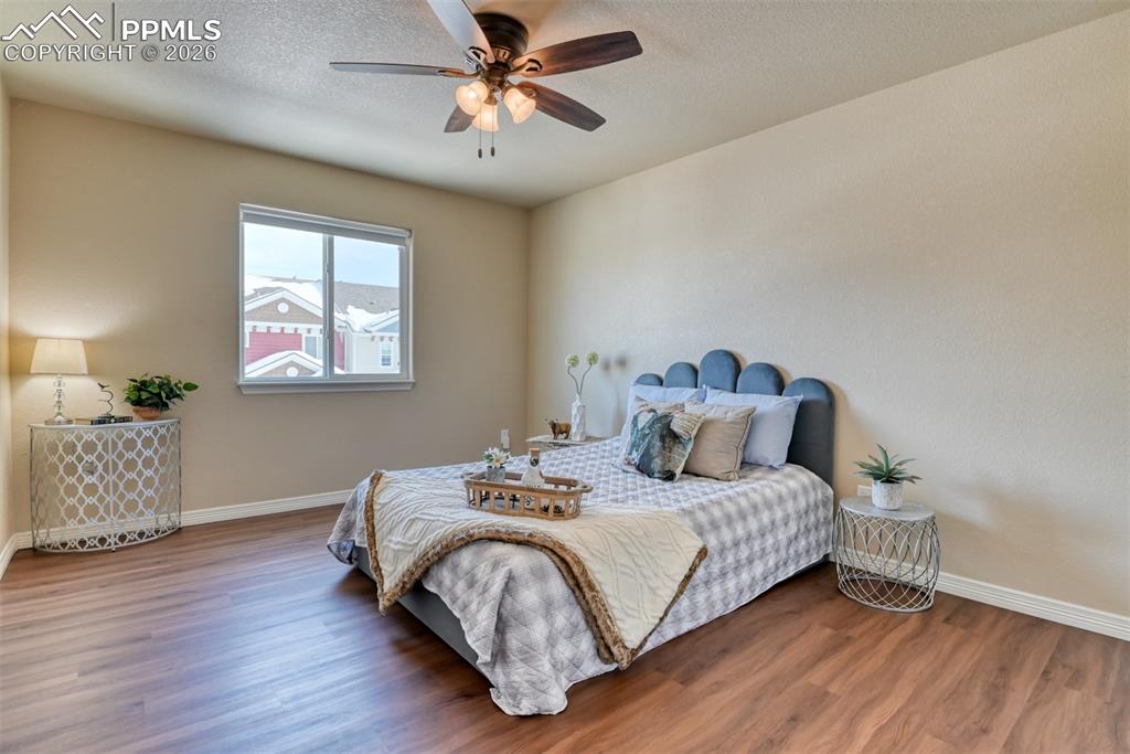 Image 32 of 48: Bedroom