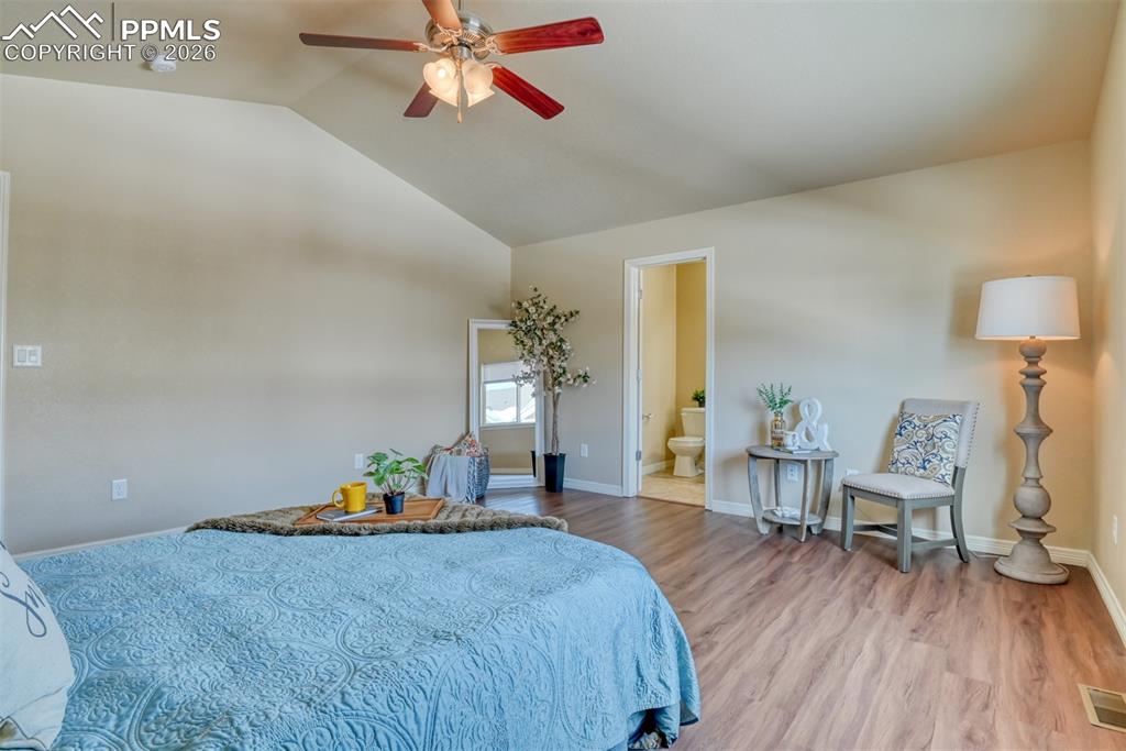 Image 40 of 48: Bedroom