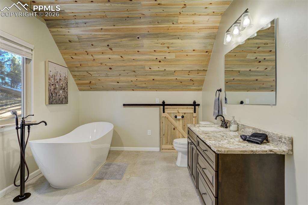 Image 16 of 38: Bathroom