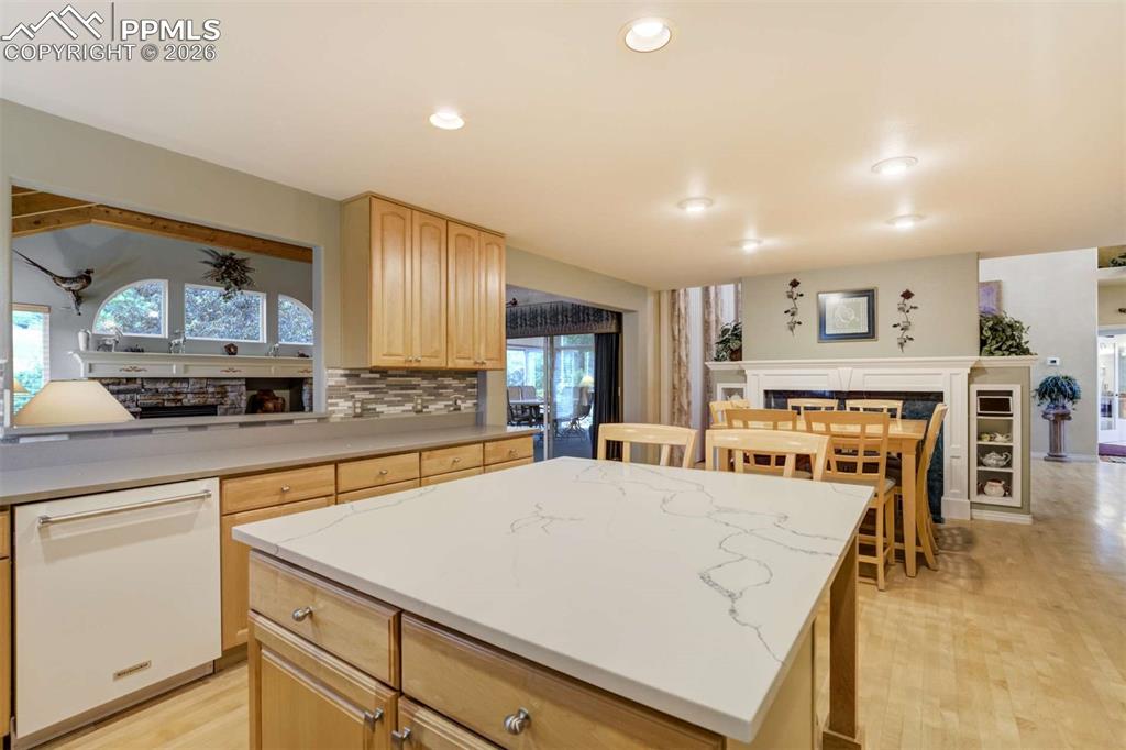 Image 10 of 50: Kitchen