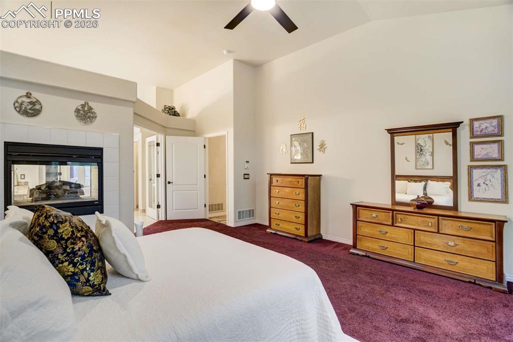 Image 19 of 50: Bedroom