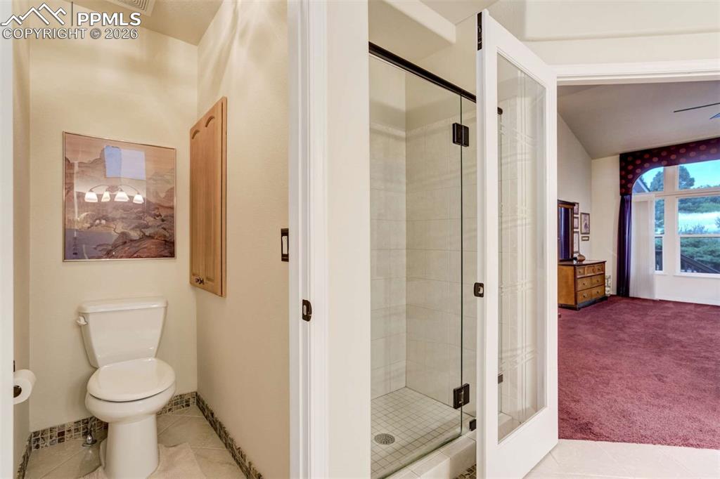 Image 21 of 50: Bathroom