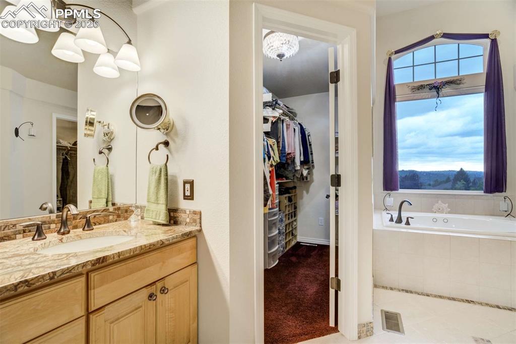 Image 23 of 50: Bathroom