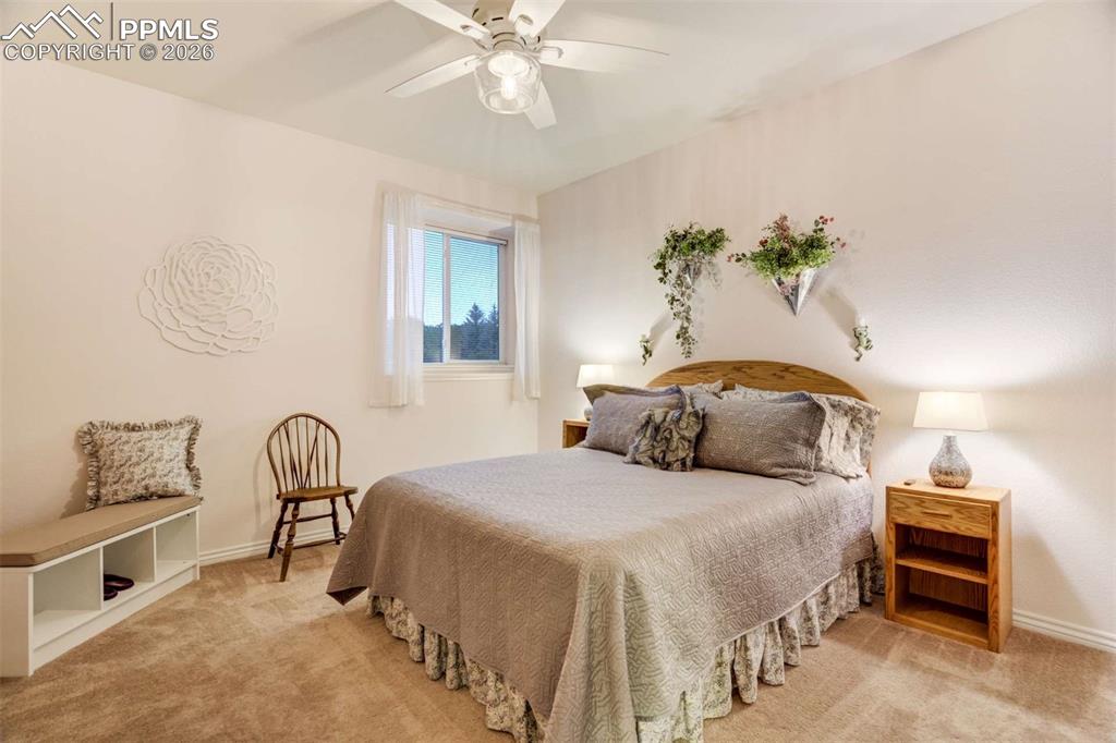 Image 26 of 50: Bedroom