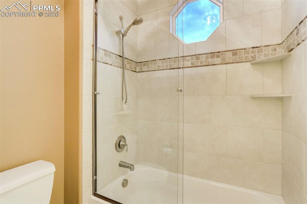 Image 29 of 50: Bathroom