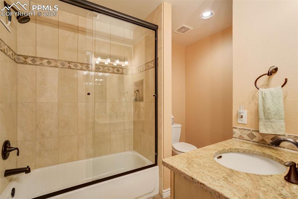 Image 34 of 50: Bathroom