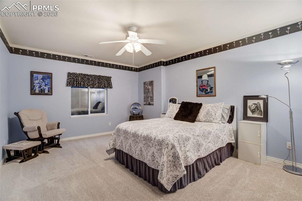 Image 36 of 50: Bedroom