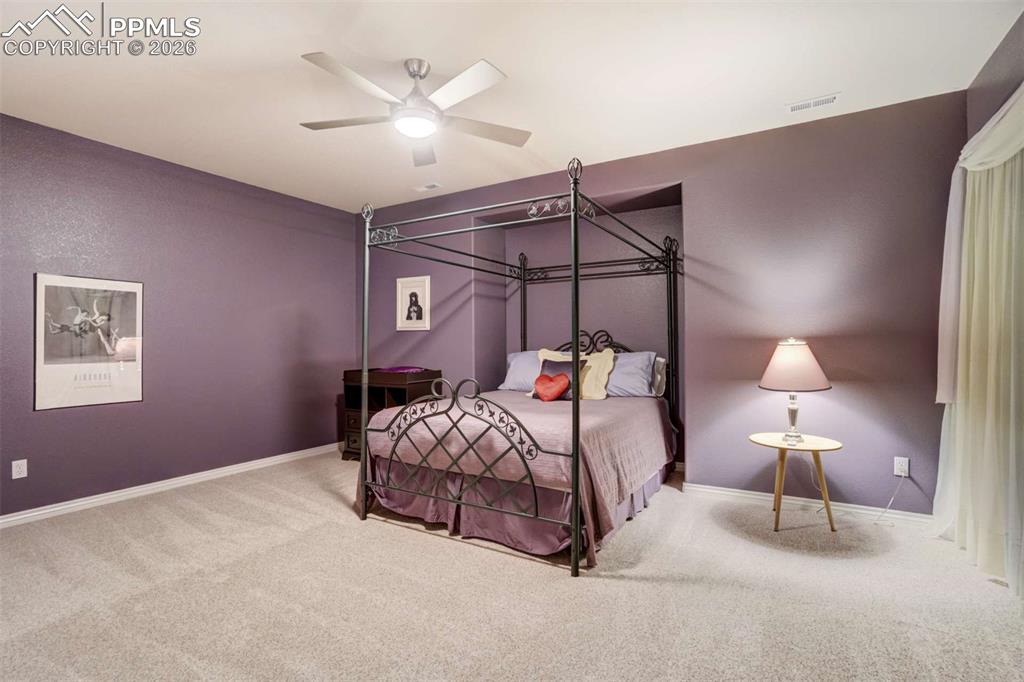 Image 38 of 50: Bedroom