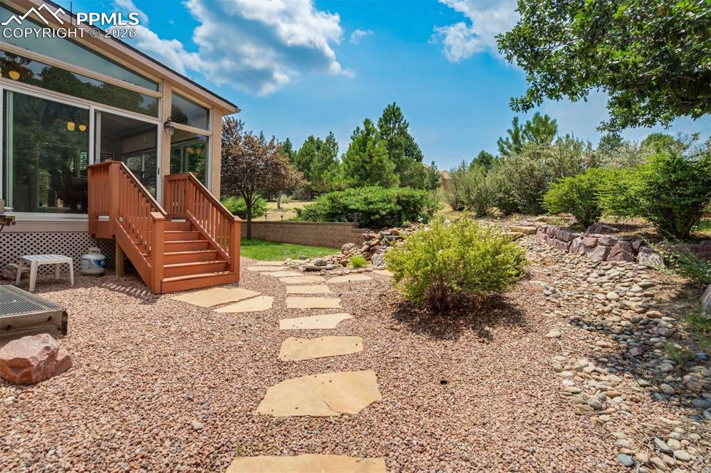 Image 41 of 50: Yard