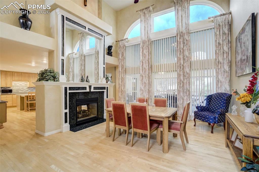 Image 6 of 50: Dining Area