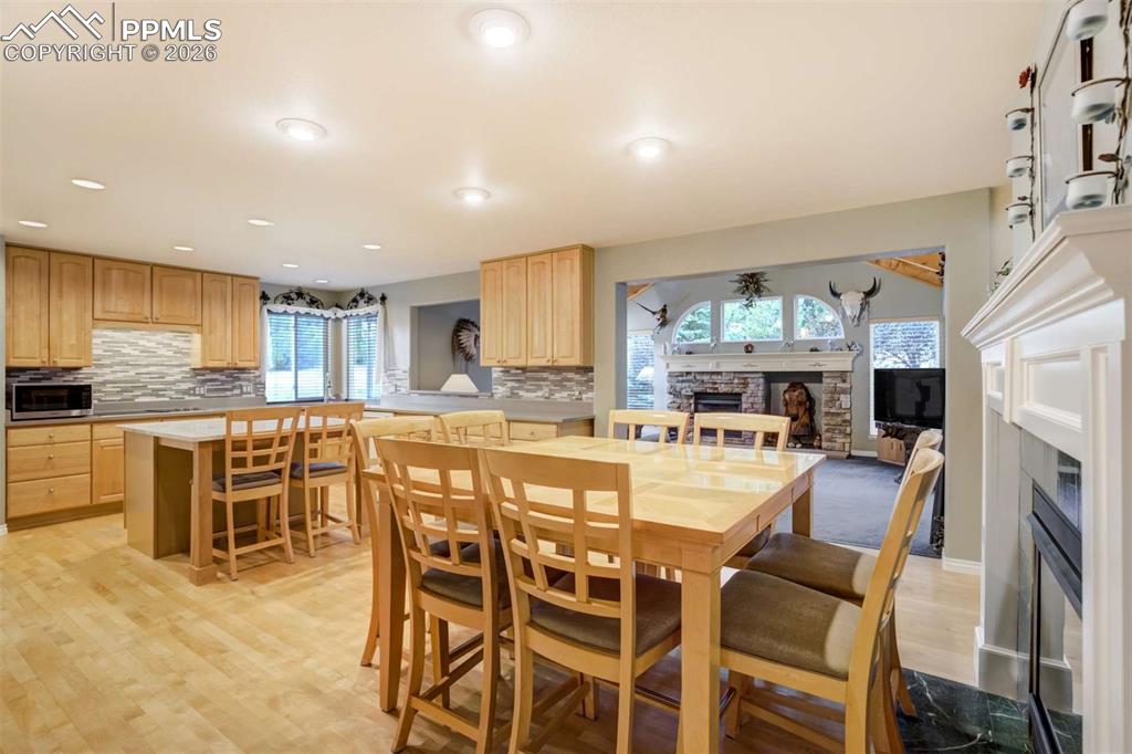 Image 8 of 50: Dining Area